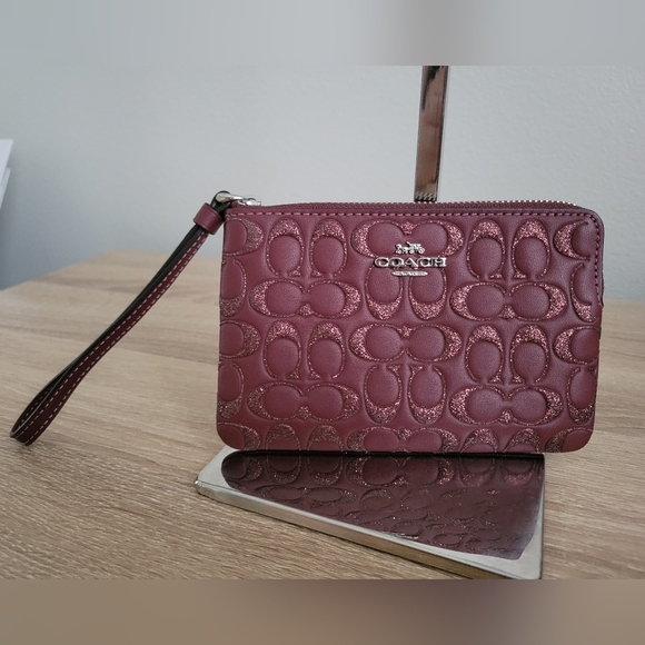 NWOT COACH Leather Corner Zip Wristlet
